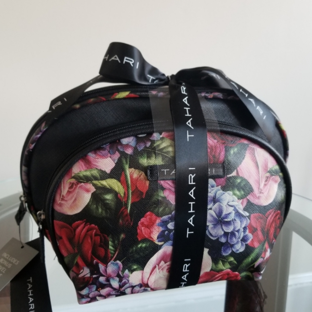 🆕️⬇️🎉HOST PICK🎉 Tahari 2 Pc Dome Travel Cosmetic Set With Bonus Travel Bottle - Picture 4 of 13